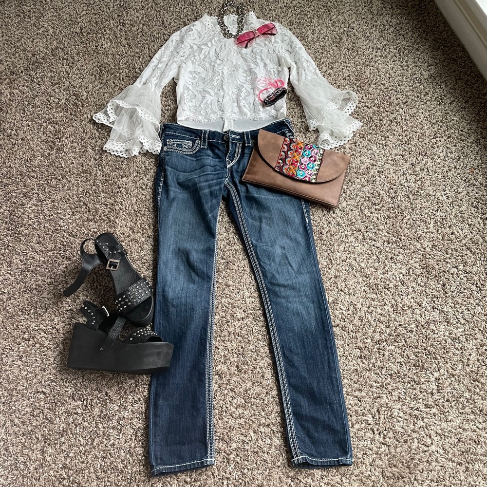 White blouse, accent sleeves